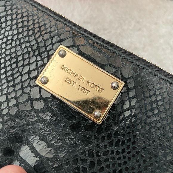 Michael Kors full size zip around wallet - Picture 3 of 6